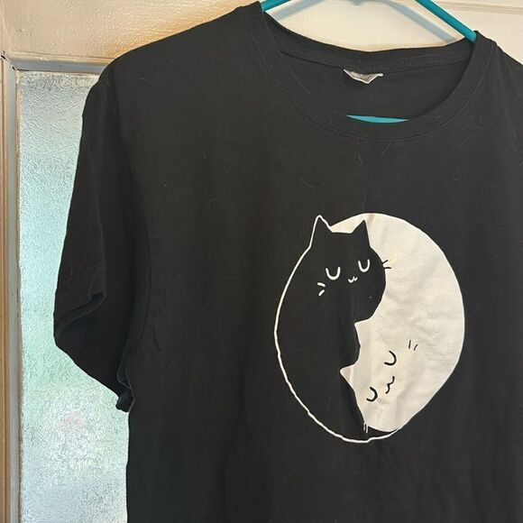Unisex Black short sleeve Tshirt with Black white yin and yang cats size XL - Picture 2 of 5